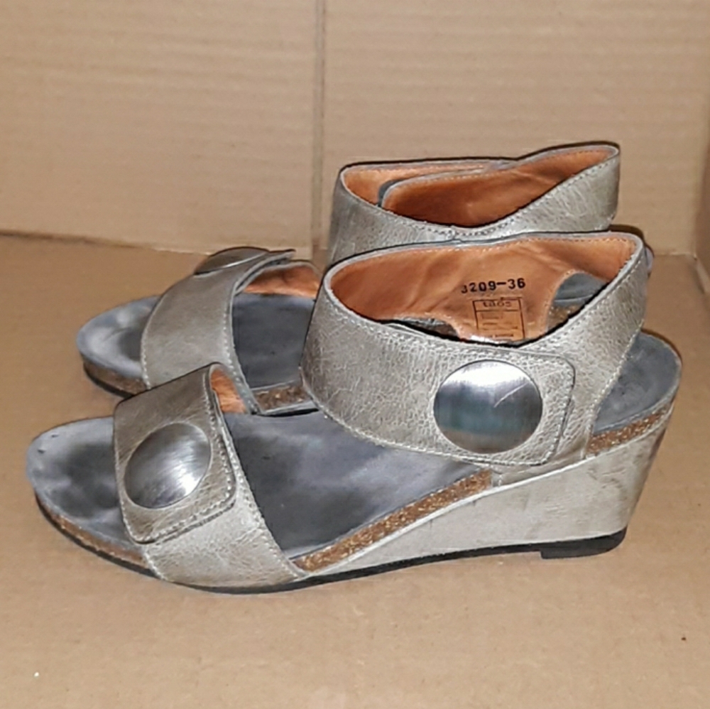Sandals - Picture 4 of 8